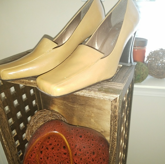 NWOB Tan Enzo Work Heels 3.25 " size 8 - Picture 1 of 4
